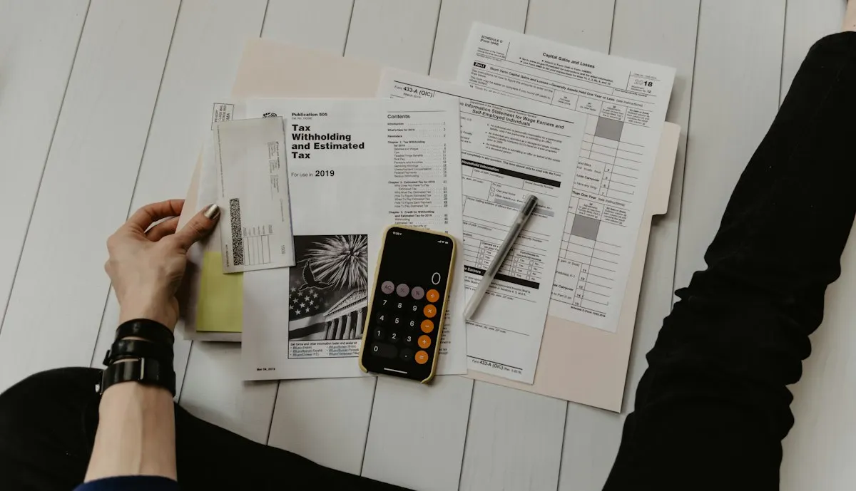 Calculadora y formularios impositivos sobre un escritorio